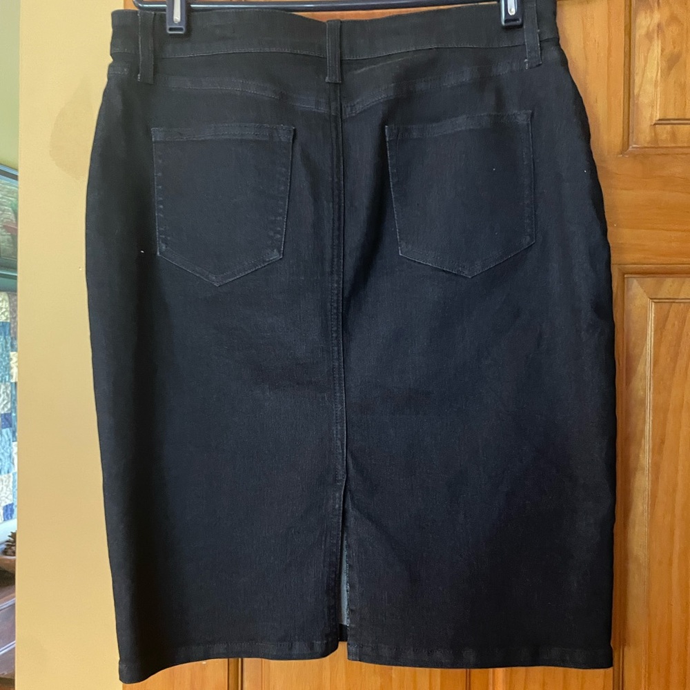 Women’s denim pencil skirt. Size 8. Material is very stretchy.